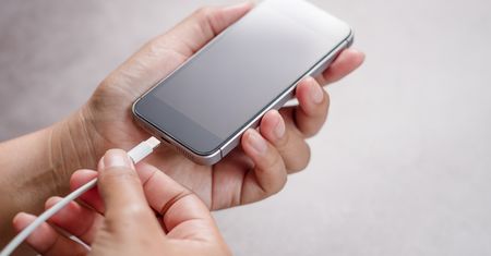 Jak ładować telefon i zarządzać baterią: Porady dla długotrwałego użytkowania