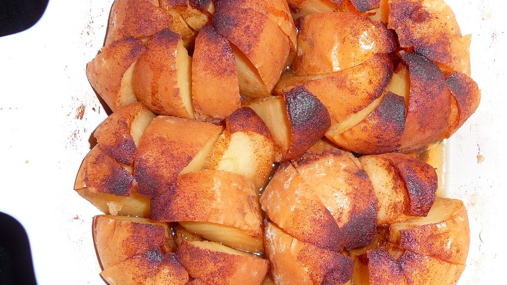 Słodzone jabłka w plastrach, na ciepło