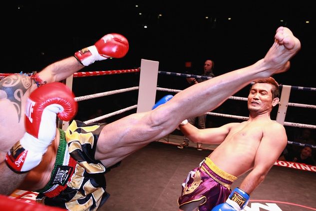 Charakterystyczne dla boksu tajskiego (muay thai) są wysokie kopnięcia, źródło: pixabay.com