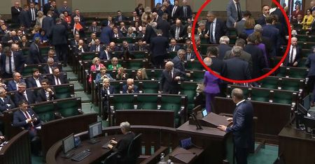 Tusk odpowiada Dudzie. Ostentacyjny gest posłów PiS