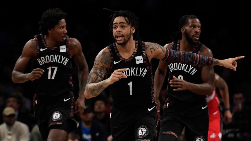 koszykarze Brooklyn Nets: Ed Davis (nr 17), D’Angelo Russell (nr 1) i DeMarre Carroll