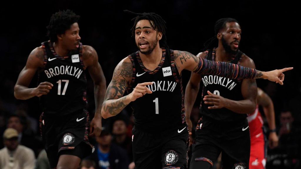 Getty Images / Sarah Stier / Na zdjęciu: koszykarze Brooklyn Nets: Ed Davis (nr 17), D’Angelo Russell (nr 1) i DeMarre Carroll