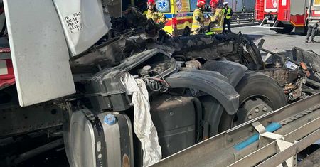Koszmarny karambol na S2! Kobieta zakleszczona w ciężarówce, śmigłowiec LPR w akcji.
