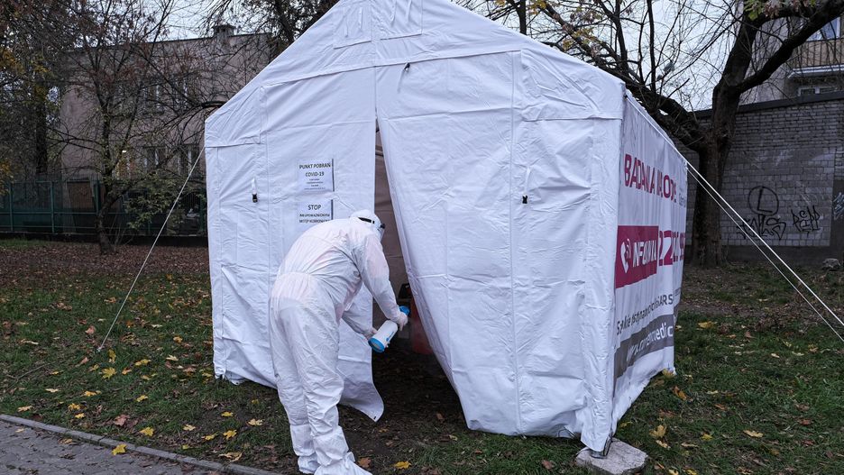 koronawirus w PolsceWarszawa, 10.11.2020. Punkt bada� na COVID-19 zlokalizowany przy ulicy Kijowskiej w Warszawie. (mm/awol) PAP/Mateusz MarekMateusz Marekcovid-19, czerwona strefa w ca�ej Polsce, epidemia, koronawirus punkt pobra� ilustracja covid-19 badania test pr�b, koronawirus w Polsce, namiot, pandemia, pawilon, punkt pobra�, SARS-CoV-2, stan epidemii, szybkie testy na przeciwcia�a SARS-CoV-2, test, testy, testy genetyczne, wzrost zachodowa�, infolinia, numer telefonu