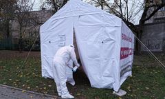 Policja szuka podpalacza. Pożar punktu pobrań w Piekarach Śląskich