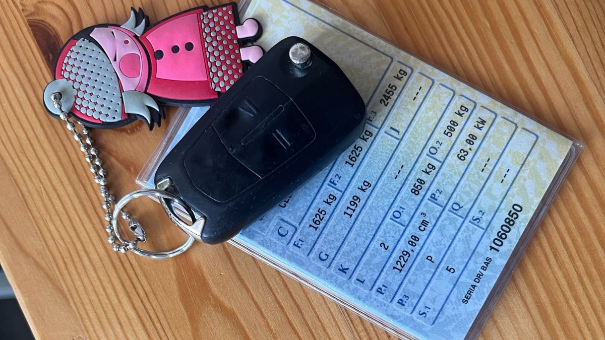 Dowód rejestracyjny z kluczykami