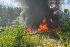 Pożar na składowisku. Słup dymu nad miastem