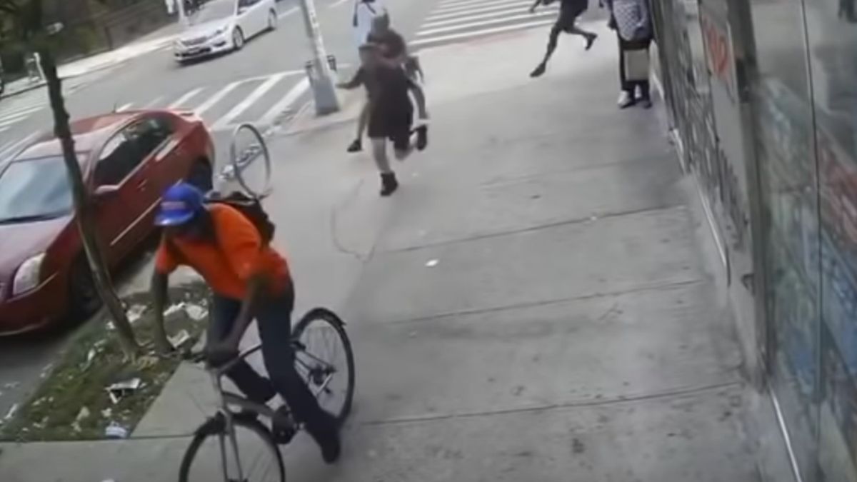 Strażacy dogonili agresywnego rowerzystę