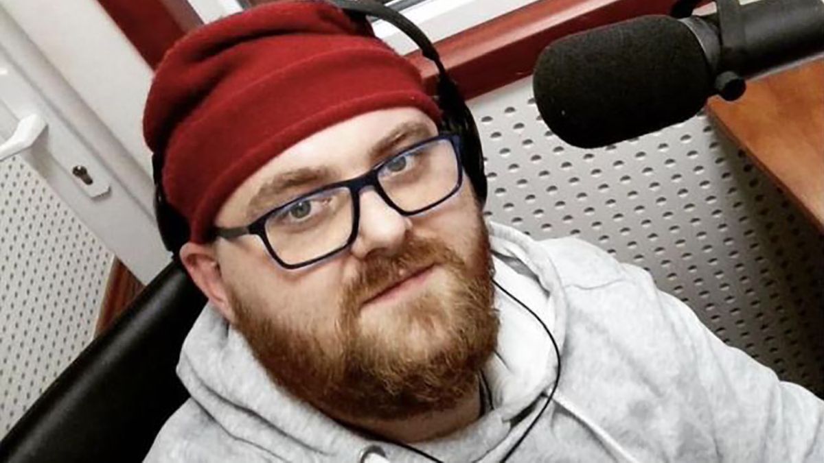 Dziennikarz Radia Eska i VOX FM Jakub Białczak zmaga się z powikłaniami po udarze