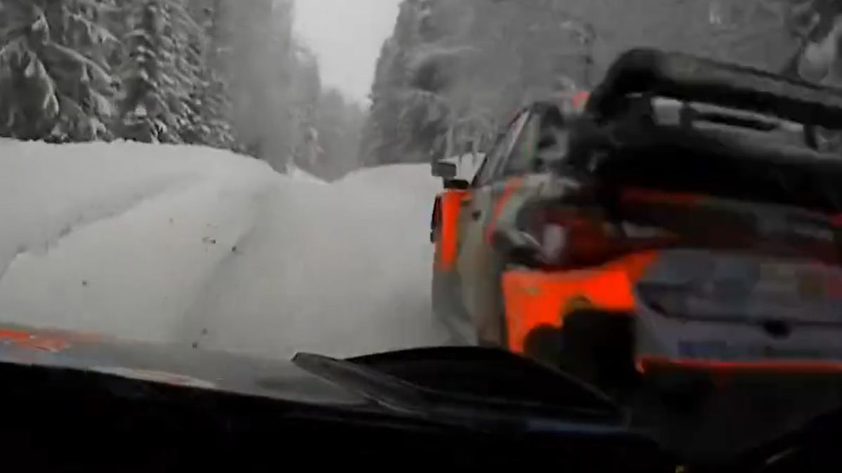 Na zdjęciu: moment, w którym było blisko zderzenia aut