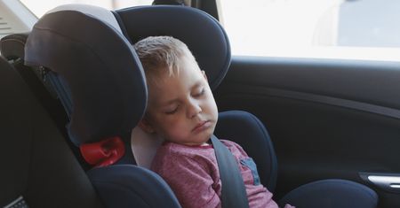 O krok od tragedii. Kolejne małe dziecko zostawione w nagrzanym aucie