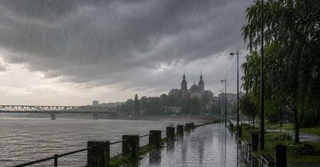 Czeka nas deszczowy czwartek. Synoptycy zapowiadają od 11 do nawet 30 mm opadu. Skąd nad Płockiem weźmie się tyle wody?