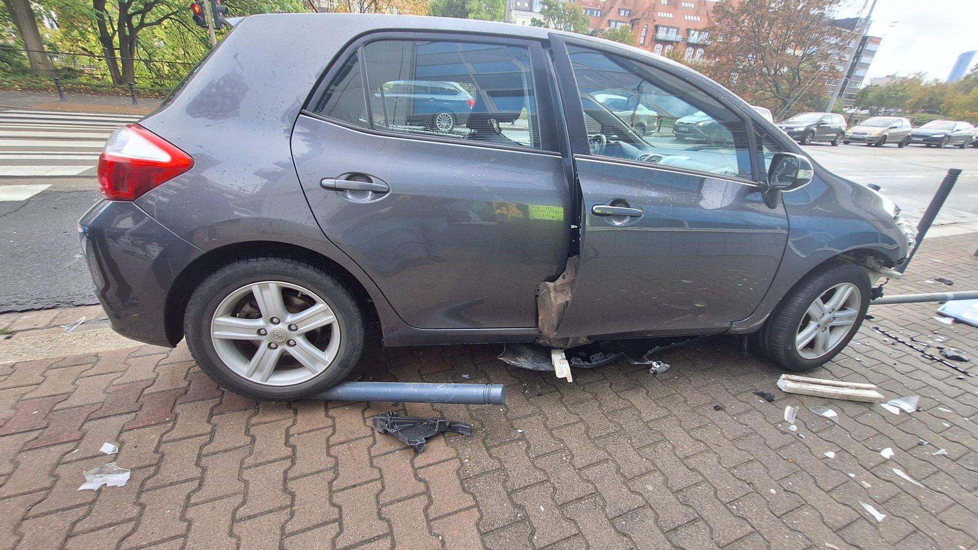 Samochód wypadł z jezdni na chodnik, skosił słupki i znaki.