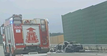 Groźny wypadek. Auto na autostradzie A1 w płomieniach