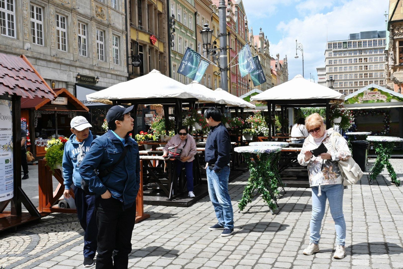 We Wrocławiu trwa Jarmark Świętojański 2025. Znajdziemy tam mnóstwo stoisk z jedzeniem, upominkami oraz rękodziełem. Zobaczcie, jak wygląda.