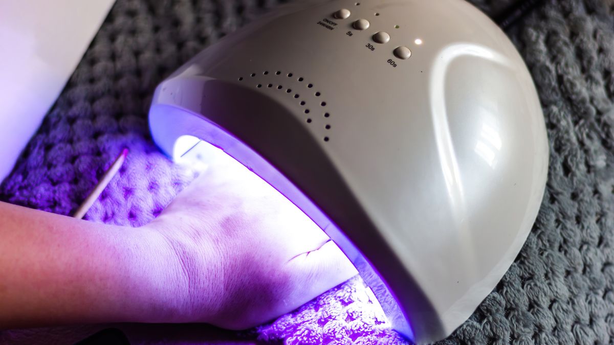 Dermatolożka ostrzega przed robieniem hybrydy