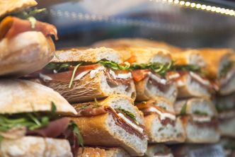 Nakleił naklejkę "-50 proc." na kanapkę. Teraz 17-latkowi grozi do 8 lat więzienia