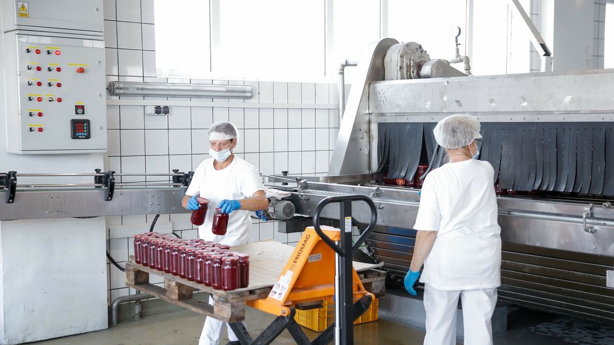 Blisko 27 proc. firm z sektora handlu planuje zatrudnić pracowników z Ukrainy.