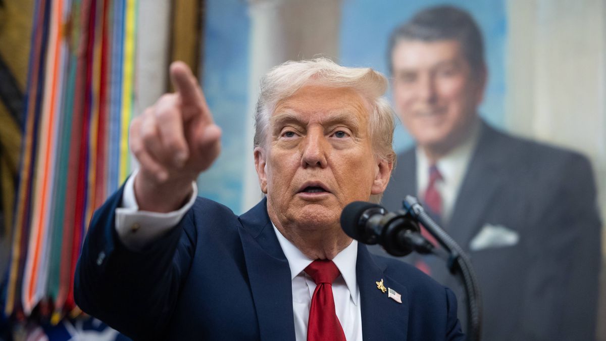 Oval Office announcement with Trump and Kennedy Jr.
epa12417499 US President Donald Trump announces a drug-pricing deal with Pfizer in the Oval Office at the White House in Washington, DC, USA, 30 September 2025.  EPA/FRANCIS CHUNG / POOL 
Dostawca: PAP/EPA.
FRANCIS CHUNG / POOL
Media, Press