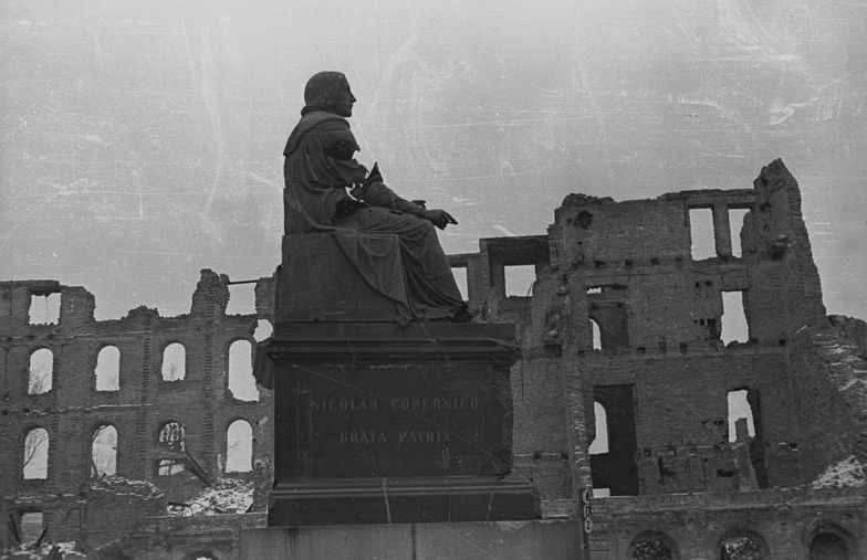 Warszawa, 1948 r. Pomnik Mikołaja Kopernika na tle ruin pałacu Zamoyskich przy Nowym Świecie.