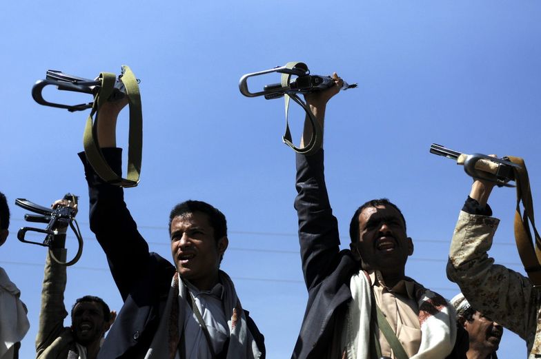Niespokojna sytuacja w Jemenie. Starcia armii z Huti, ostrzelano konwój z premierem