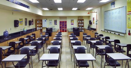 Kontrowersje wokół szkolnego planu zajęć. "Dlaczego przywilej dnia wolnego spotkał tylko księdza?"
