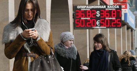 Sankcje na Rosję już działają? "Jedzenie droższe, rubel tańszy"