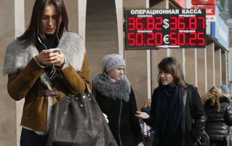 Kurs rubla wciąż na równi pochyłej. W Rosji rekordowy odpływ kapitału