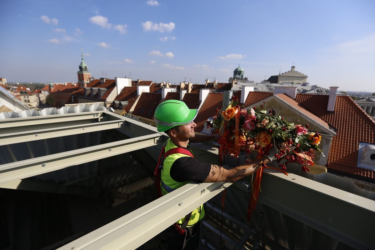 Wiecha zawisła na kontrowersyjnym budynku przy placu Zamkowym