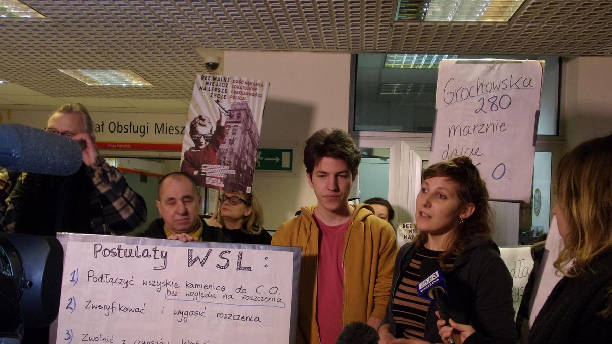 Lokatorzy chcą, by wszystkie należace do miasa budynki zostały niezwłocznie podłączone do sieci centralnego ogrzewania