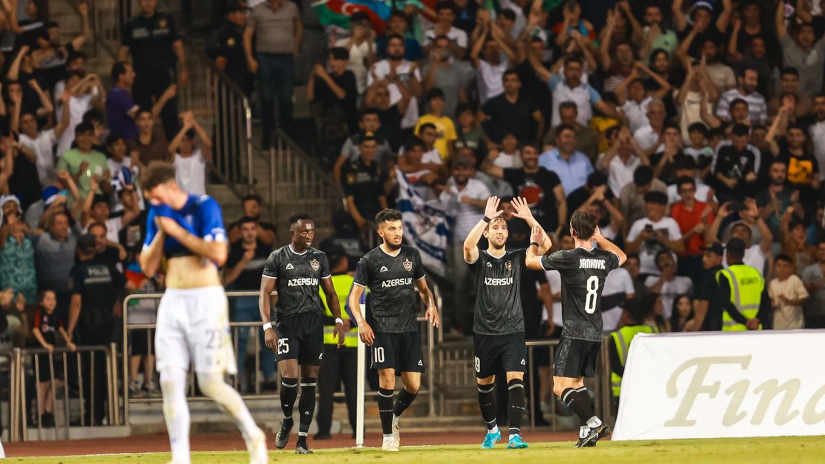 Newspix / Newspix/Cyfra Sport/Przemysław Szyszka / Na zdjęciu: Piłkarze Karabachu cieszą się z gola