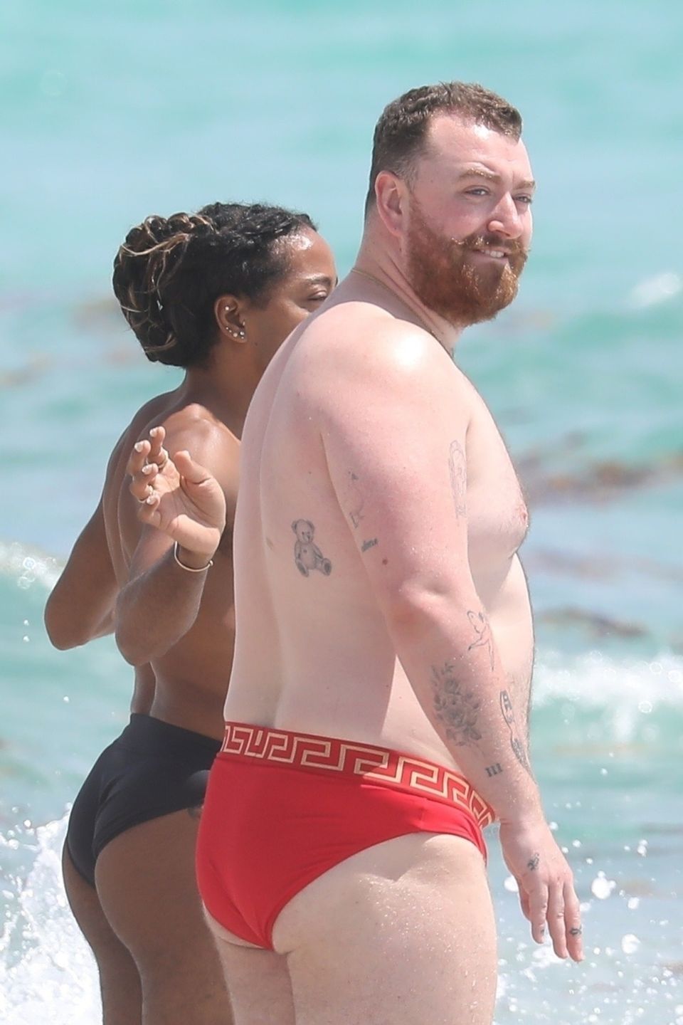 Sam Smith relaksuje się na plaży. Zdjęcia paparazzi