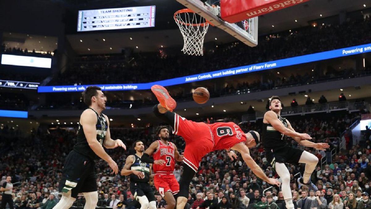 Getty Images / John J. Kim/Chicago Tribune/Tribune News Service  / Na zdjęciu: Alex Caruso sfaulowany przez Graysona Allena