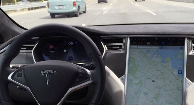 W USA rusza dochodzenie dotyczące systemu autopilota Tesli