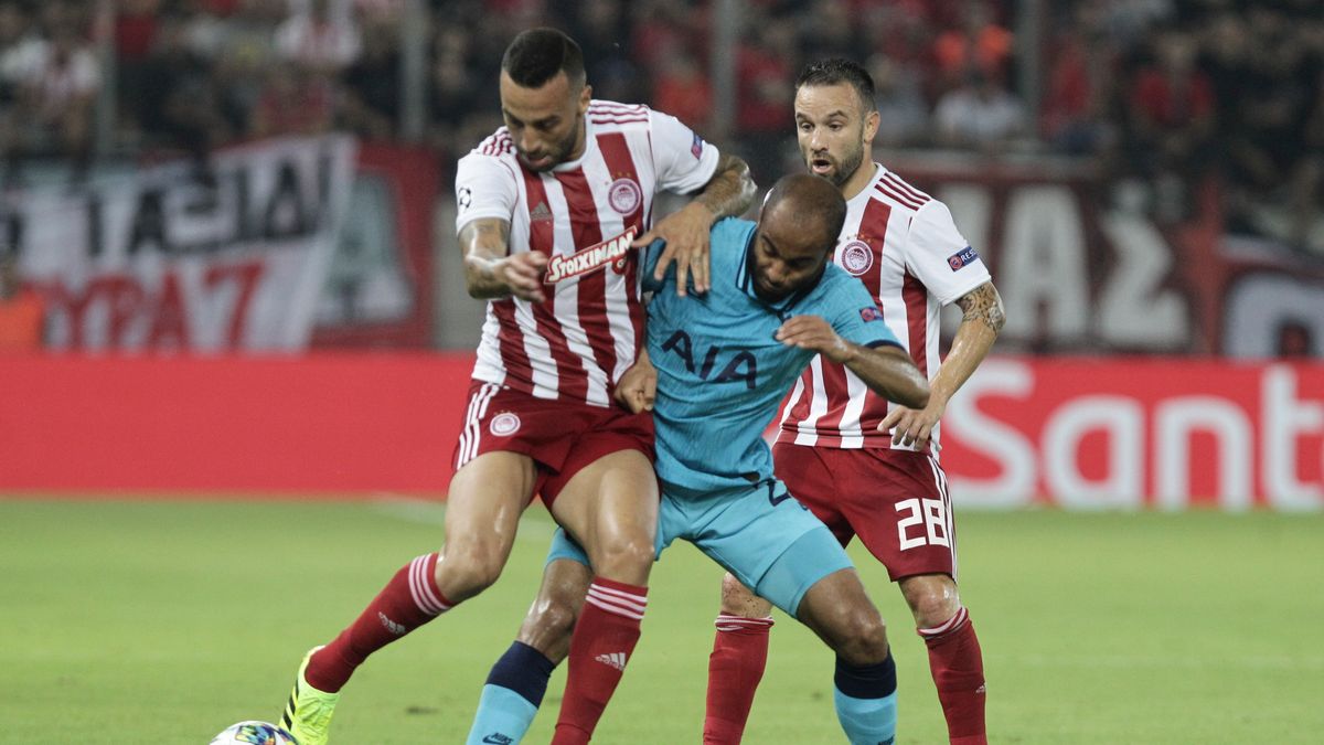 PAP/EPA / YANNIS KOLESIDIS / Na zdjęciu: Guilerme (z lewej) i Lucas Moura (z prawej)