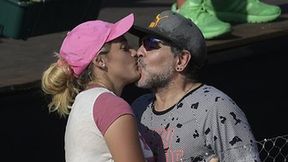 O gorącym pocałunku Maradony jest głośno. Znów szalał na meczu tenisa