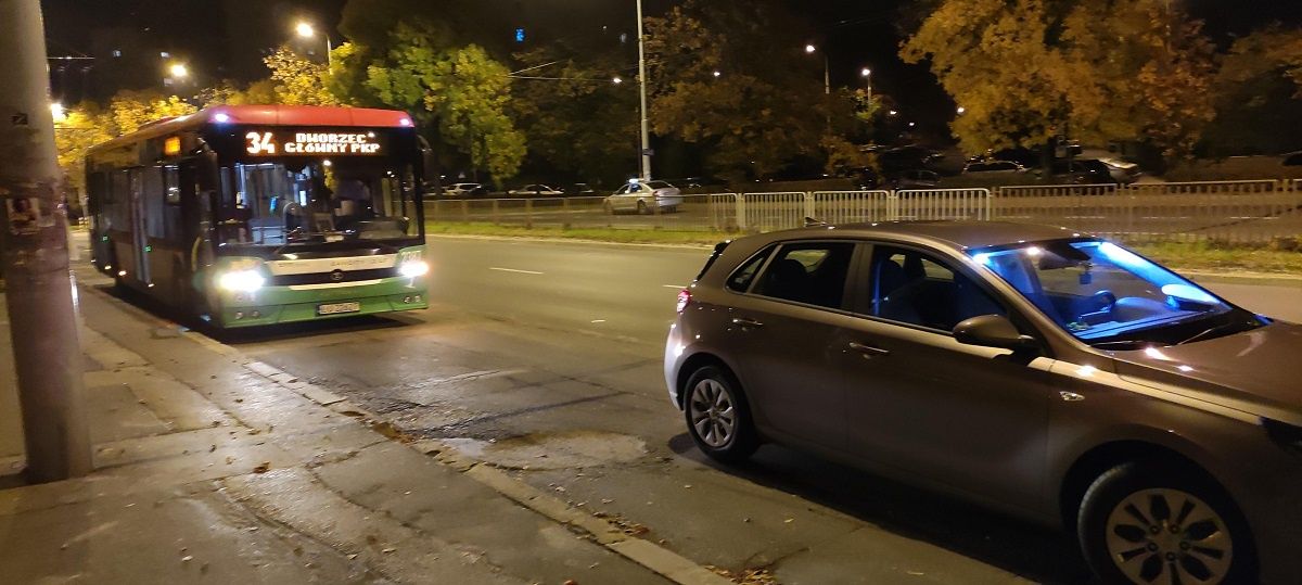 Młodzi chuligani skopali autobus, po czym rzucili w niego koszem na śmieci