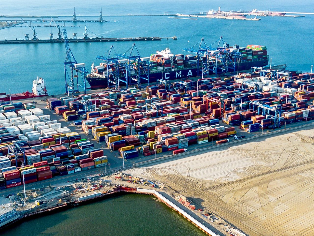 Globalny handel trzyma tempo mimo ceł i konfliktów. Polska nie zwalnia