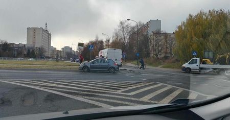 Kurier z paczką może nie dojechać. Kolizja busa kurierskiego z peugeotem na rondzie przy Makro [ZDJĘCIA]