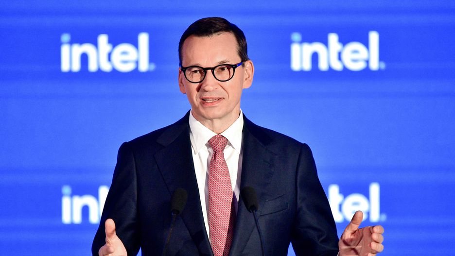 Wrocław, 16.06.2023. Premier Mateusz Morawiecki podczas konferencji prasowej firmy Intel w Arche Hotel Wrocław, 16 bm. Amerykański koncern chce zainwestować 4,6 mld dol. i zatrudnić 2 tys. osób w zakładzie integracji i testowania półprzewodników w okolicach Wrocławia. (jm) PAP/Sebastian Borowski