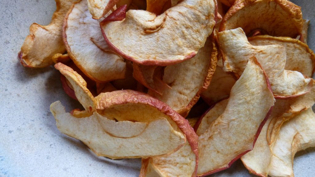 Suszone jabłka z dodatkiem cukru, na ciepło