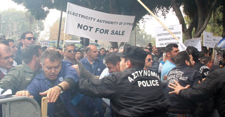 Protesty pod cypryjskim parlamentem
