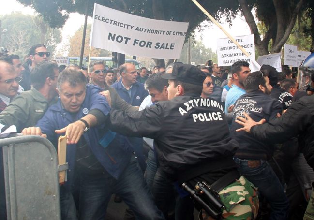 Protesty pod cypryjskim parlamentem