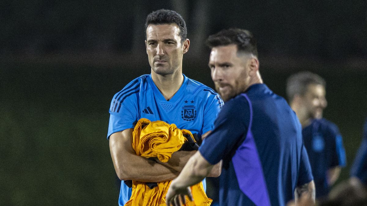 Argentina's head coach Lionel Scaloni (L) and player Lionel Messi (R) attend a training session of the national soccer team of Argentina in Doha, Qatar, 02 December 2022. Argentina will face Australia in their FIFA World Cup 2022 round of 16 soccer match on 03 December 2022. EPA/MARTIN DIVISEK Dostawca: PAP/EPA.
