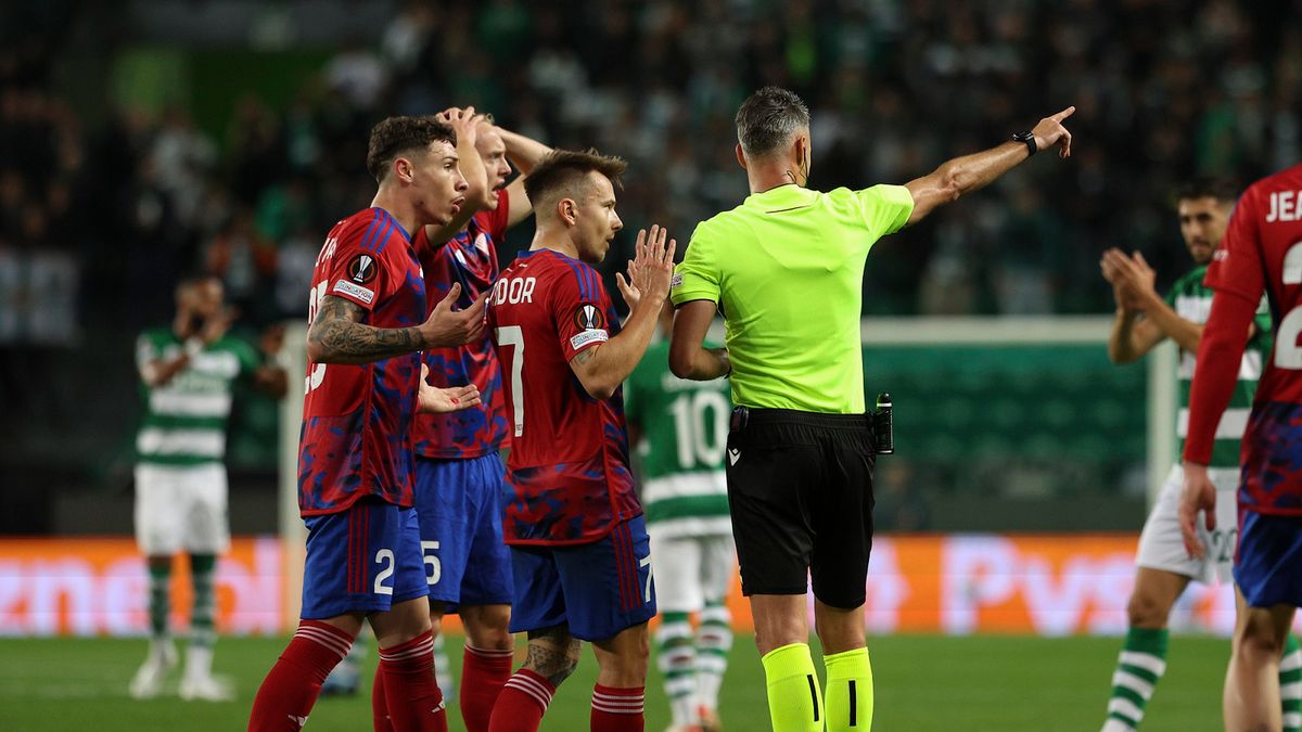 PAP/EPA / Miguel A. Lopes / Piłkarze Rakowa mieli dużo pretensji do arbitra