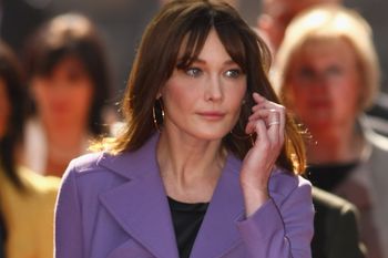 Bruni cała na czarno. Tylko spójrzcie na te rajstopy - to gorący trend