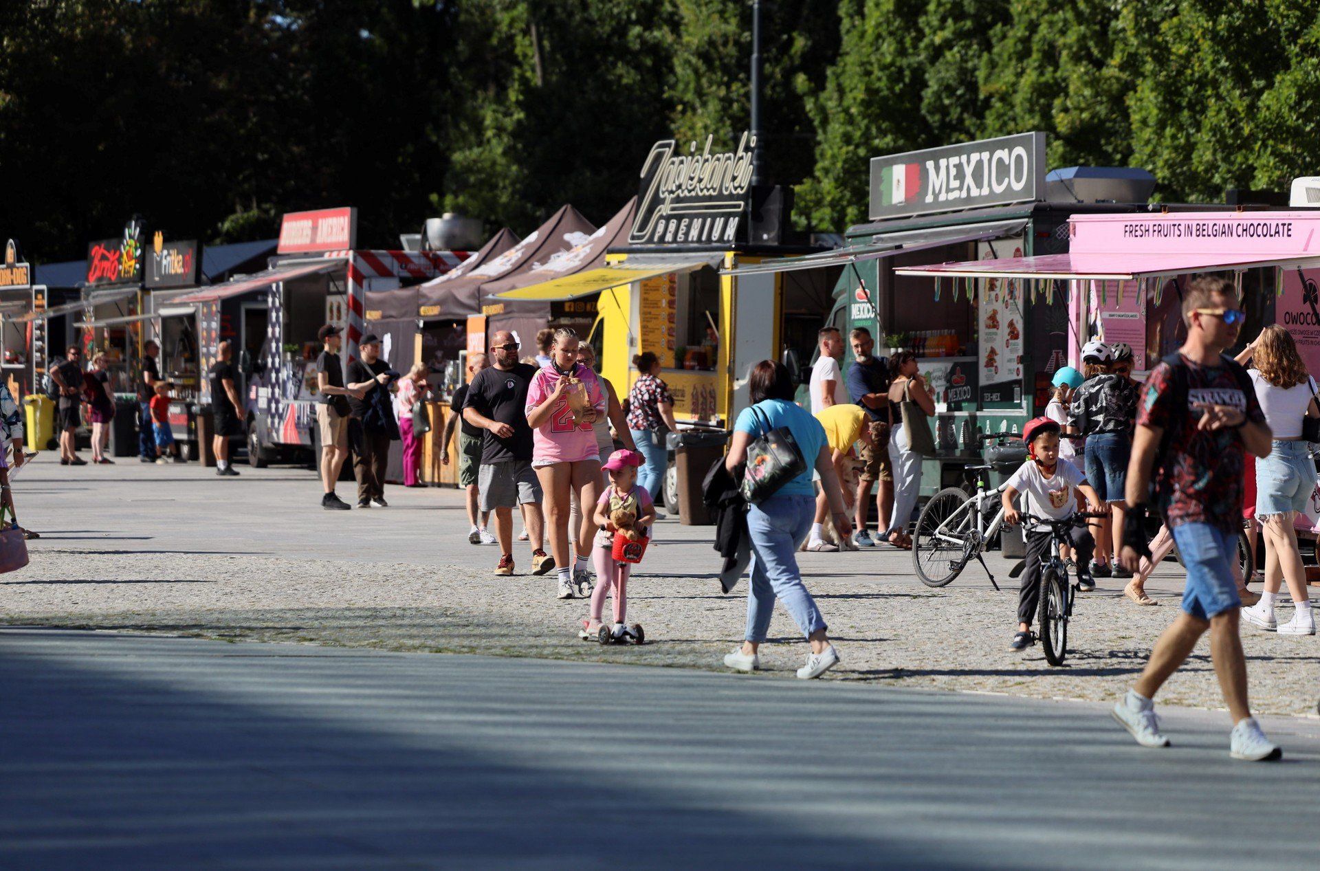 Corn-dogi, pierożki momo, a może słodkie churrosy? Przyjdź i przekonaj się jak smakuje na Żarciowozach pod CSK w Lublinie.