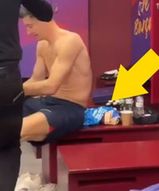 Na nagraniu widać, czyją koszulkę Lewandowski zabrał do domu