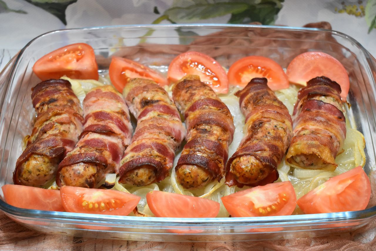 Biała kiełbasa otulona boczkiem. Szybki obiad z piekarnika