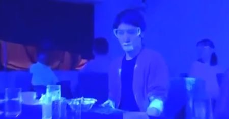 Tak koronawirus rozprzestrzenia się w restauracji [Wideo]
